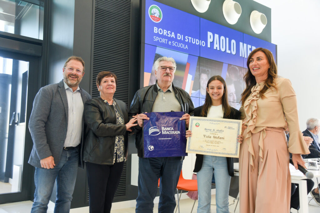 Viola Stefani, la premiazione con i genitori di Paolo Mercuri