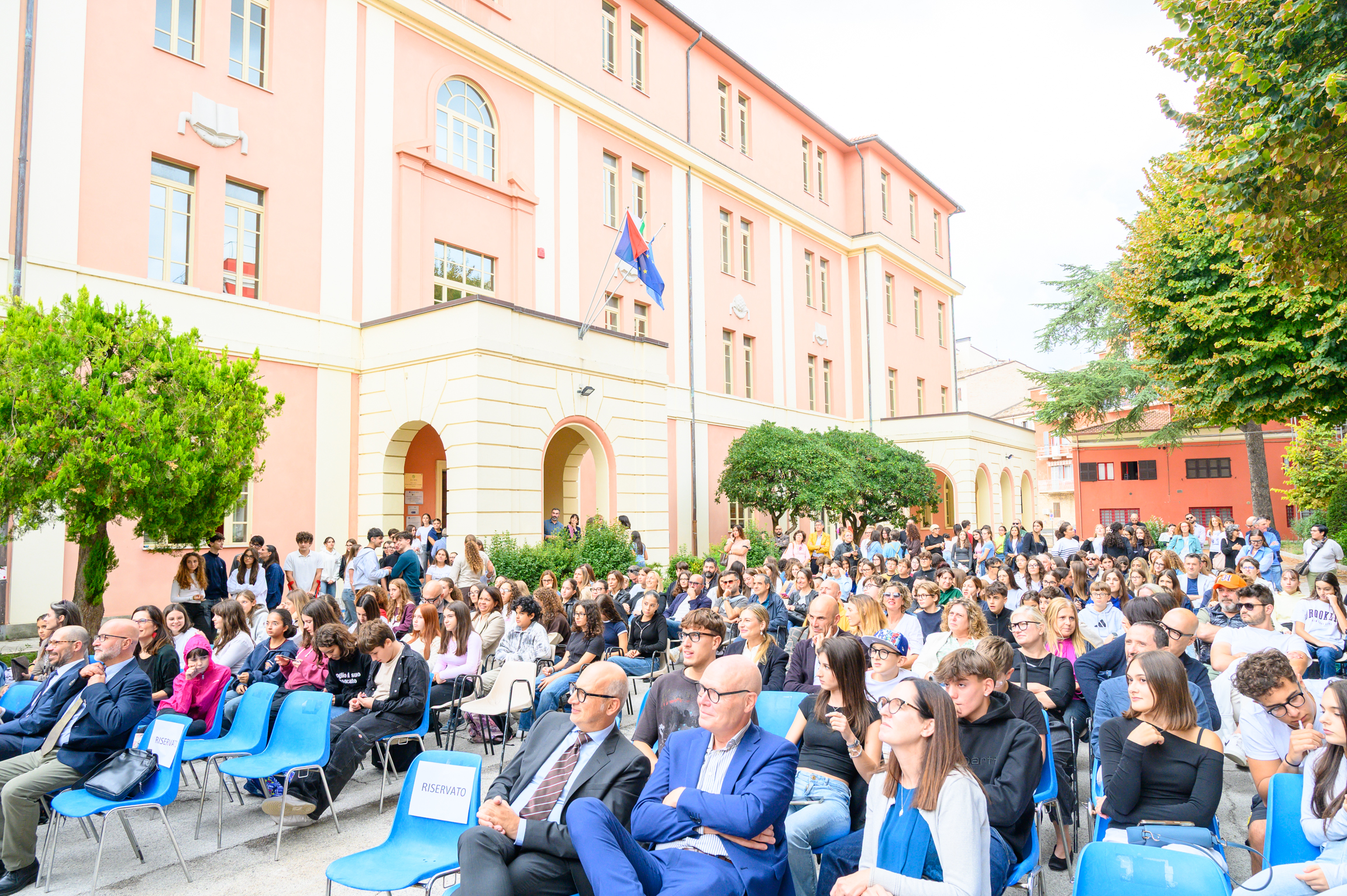 Festa della matricola al Classico, passaggio di spillette tra studenti