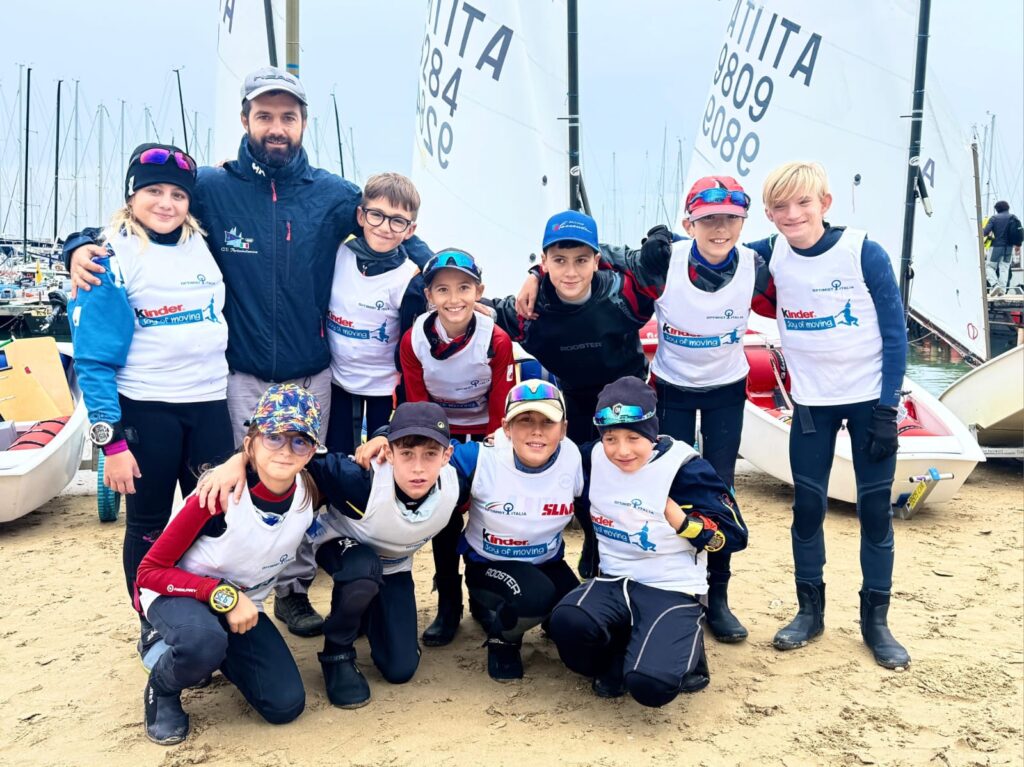 La squadra agonistica Optimist cadetti del CVP con coach Michele Rinaldi