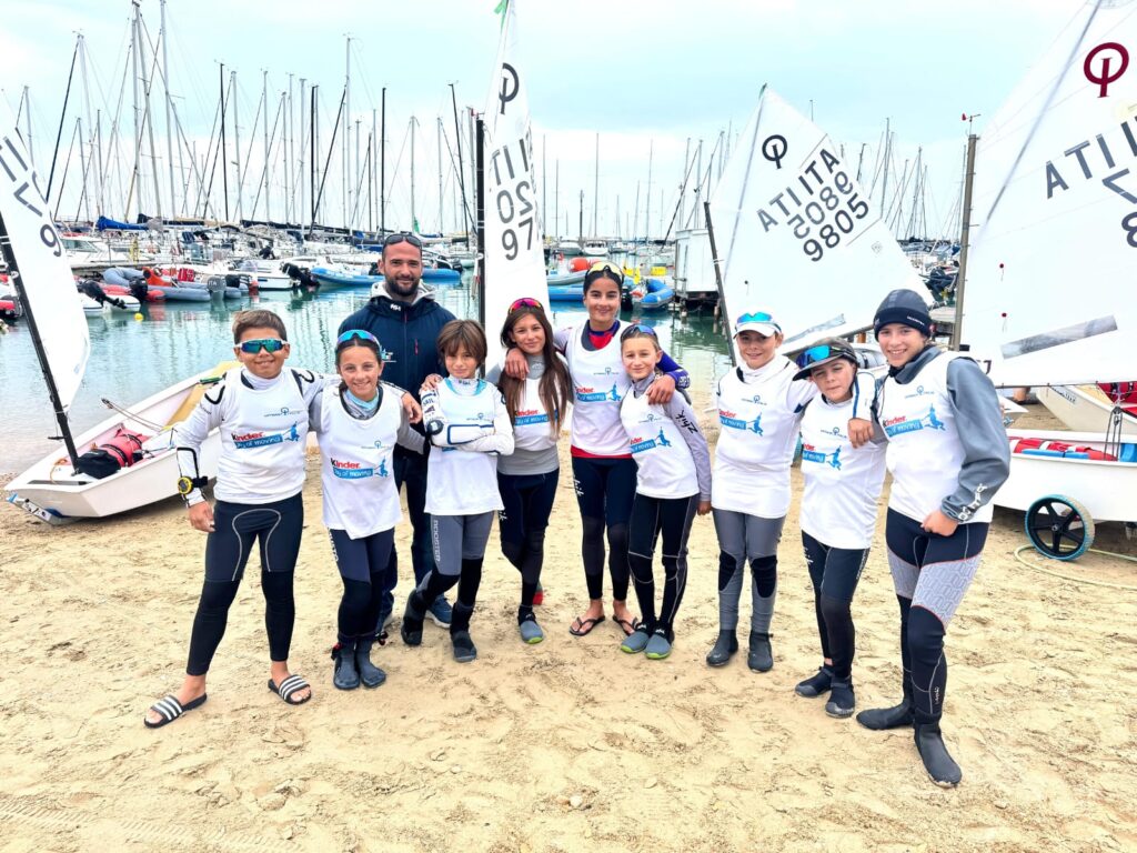 La squadra agonistica Optimist juniores del CVP con il coach Giacomo de Carolis