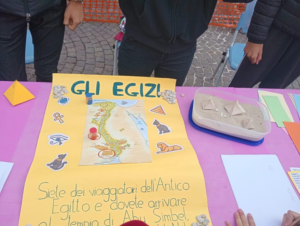 Il laboratorio egizio di Fermhamente con i ragazzi dell'istituto comprensivo di via Tacito