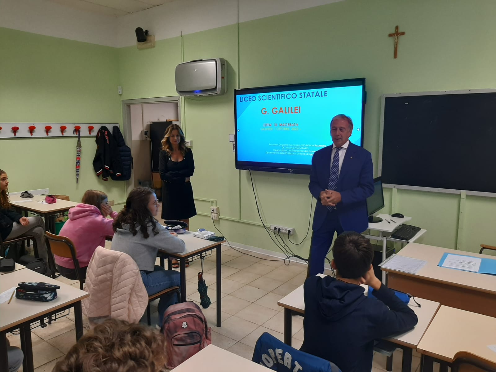 L'ex questore Antonio Pignataro in aula con gli studenti del liceo scientifico Galilei