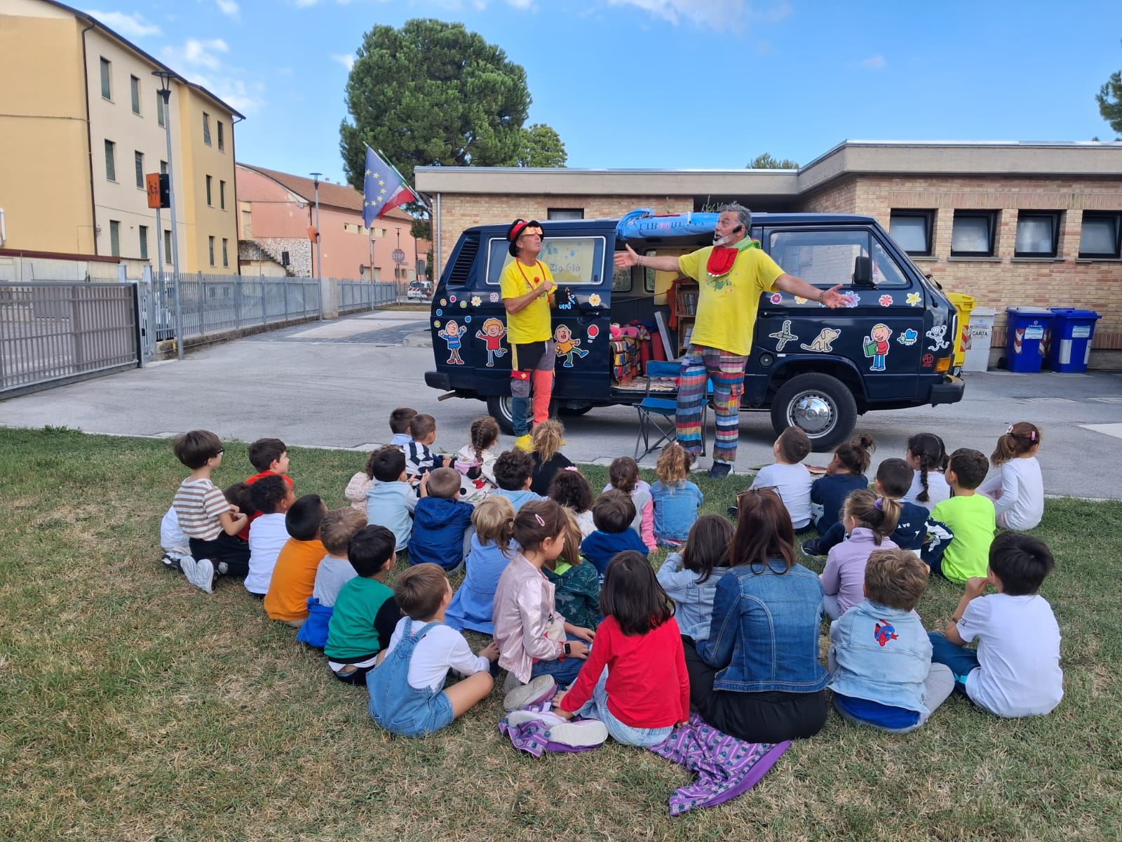 Il furgoncino blu di Drago Zio Giò si ferma all’istituto Sant’Agostino