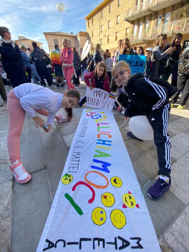 Bambini e bambine di Matelica alla marcia della pace Perugia Assisi