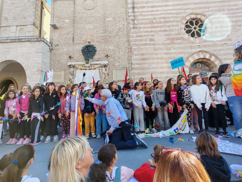 Bambini e bambine di Matelica alla marcia della pace Perugia Assisi