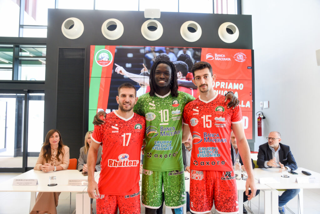 Le nuove maglie della Pallavolo Macerata