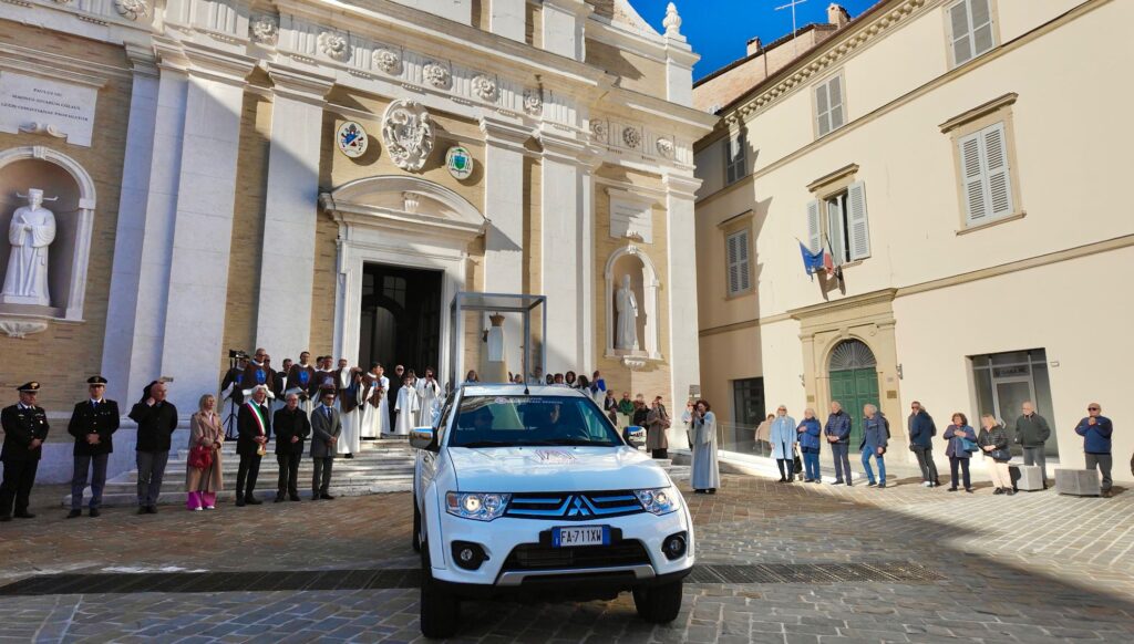 Il pick-up davanti alla chiesa per la peregrinatio mariae a macerata