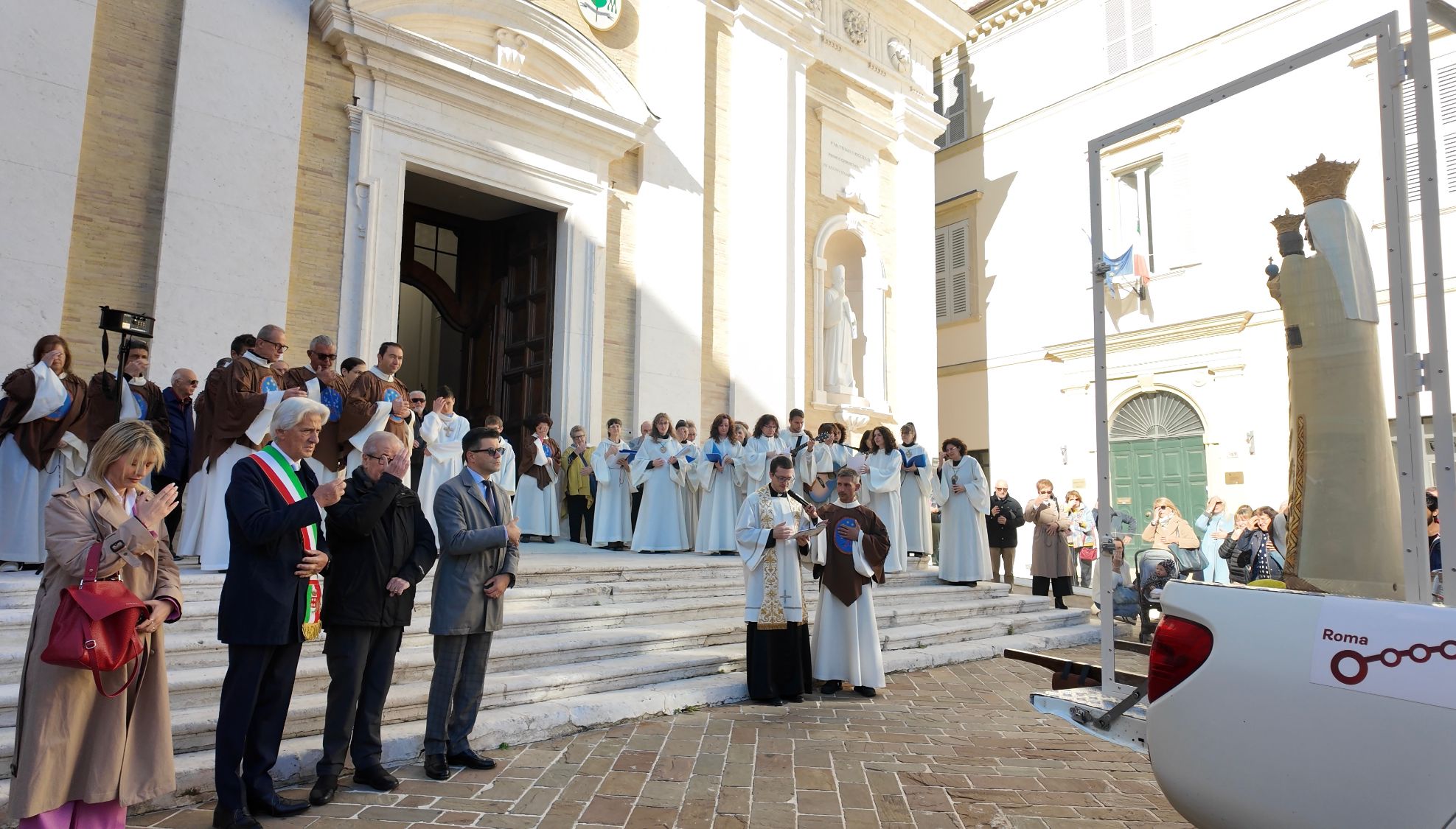 In viaggio verso Roma, la statua della Madonna di Loreto fa tappa a Macerata