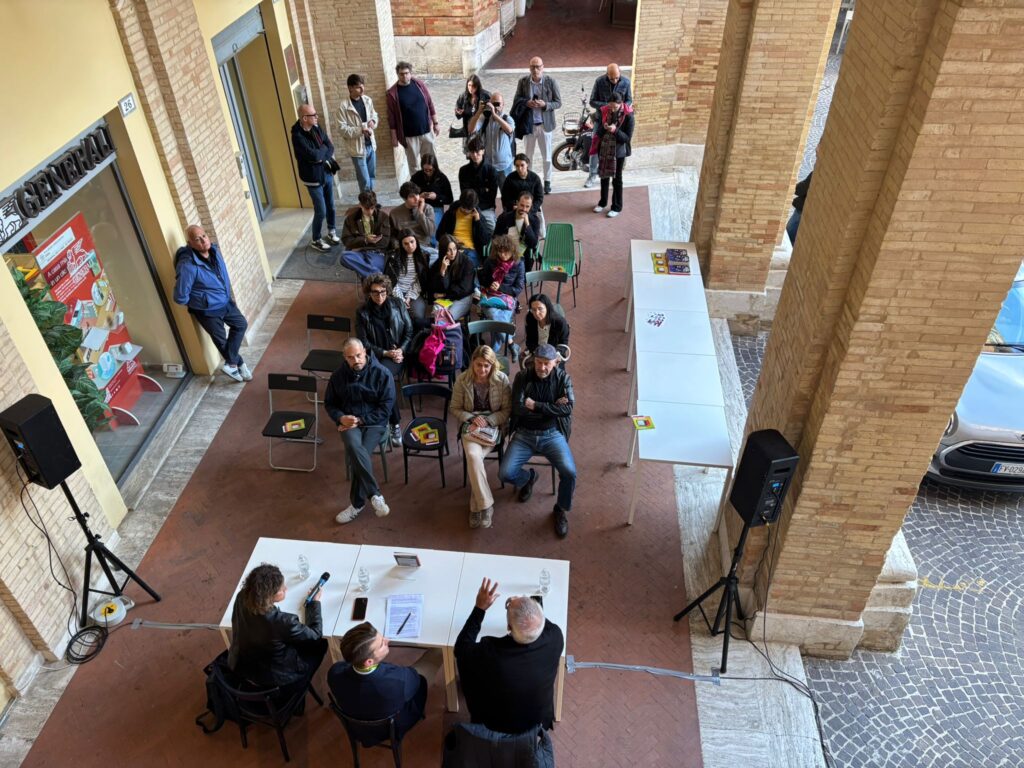 Pubblico alla presentazione del libro "Quarti di gloria"
