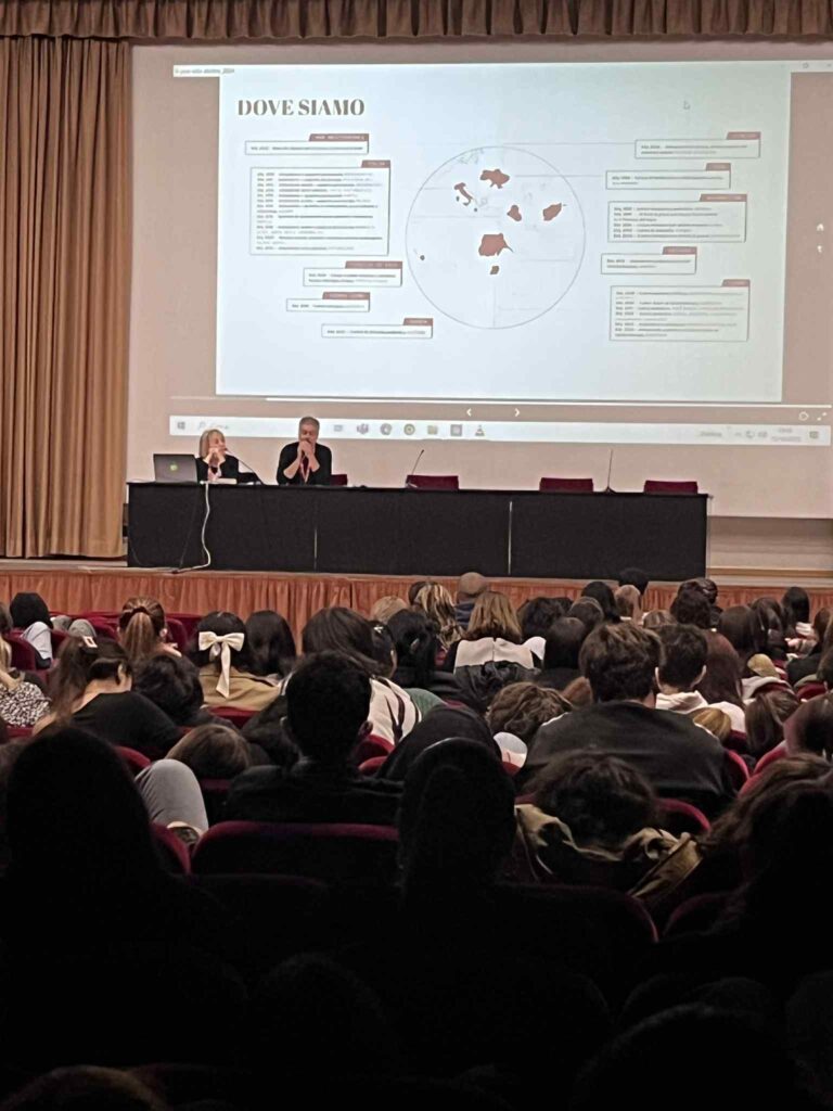 Roberto Maccaroni, infermiere di Emergency al liceo artistico di Macerata