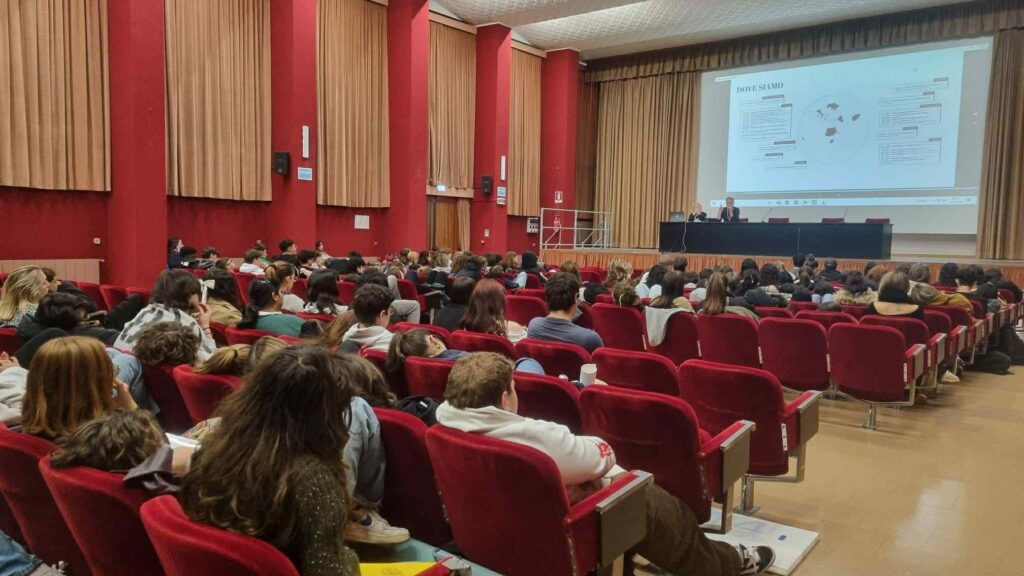Roberto Maccaroni, infermiere di Emergency al liceo artistico di Macerata