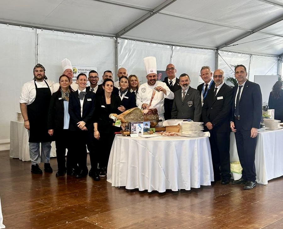 Studenti impegnati nel buffet per Mattarella