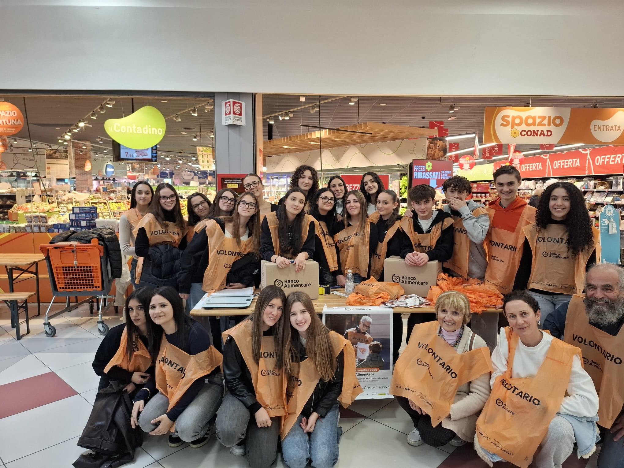 Mani che si uniscono, cuori che si riempiono: studenti del Filelfo alla Colletta Alimentare
