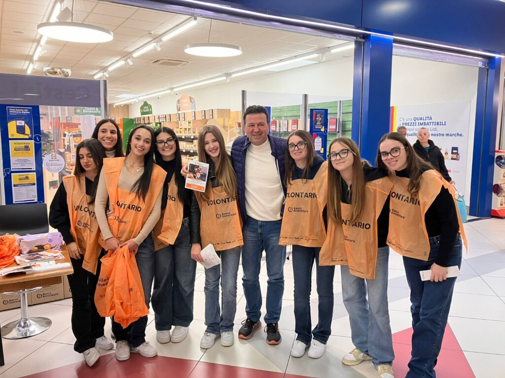 Colletta alimentare, studenti del Filelfo nei supermercati