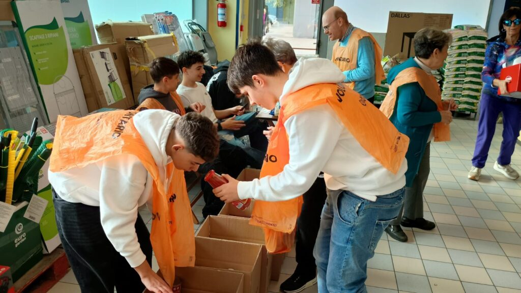 Colletta alimentare, studenti del Filelfo nei supermercati