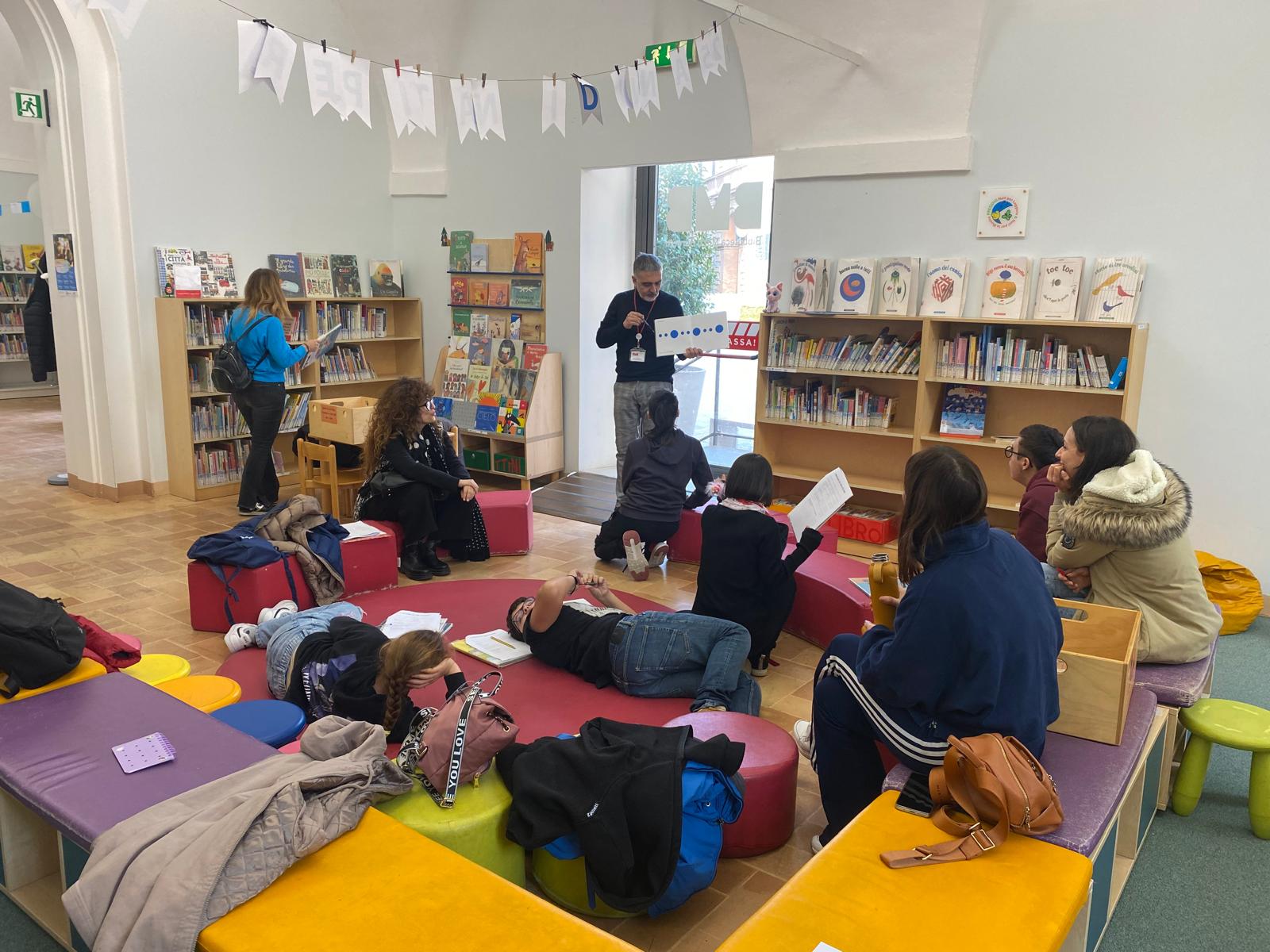 Cittadinanza, studenti della Mestica in visita alla biblioteca