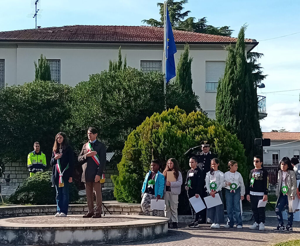 Il sindaco Mariano Calamita con gli studenti dell'Istituto Luca della Robbia Appignano