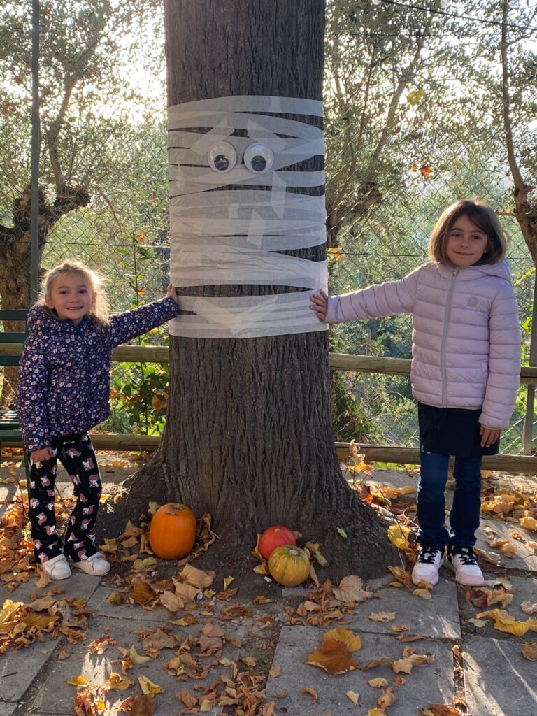 Uno spaventoso albero di Halloween 