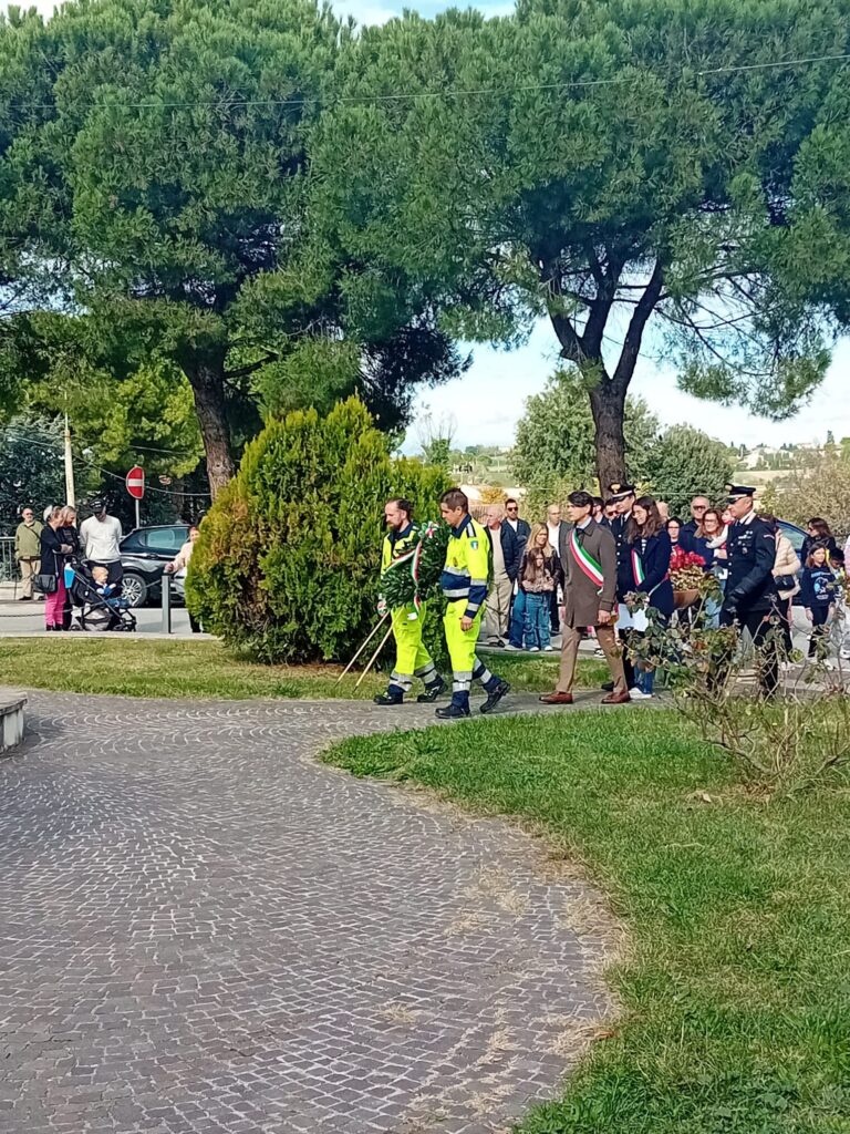 Matilde Angeloni con il sindaco Mariano Calamita alla commemorazione dei defunti