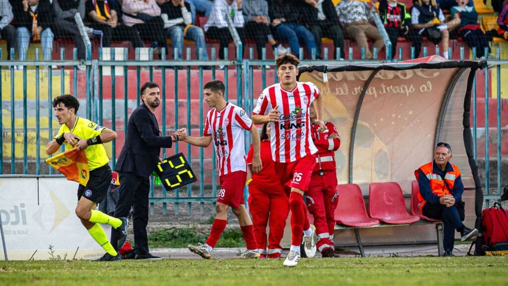Fabio Lorenzi all'ingresso in campo