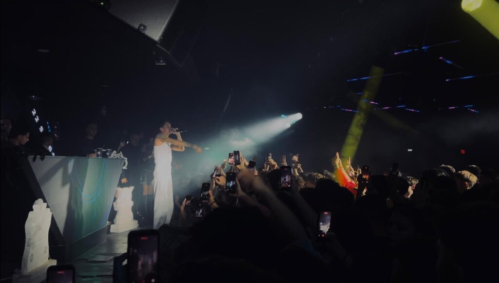 Halloween all'Azure, esibizione di 22Simba