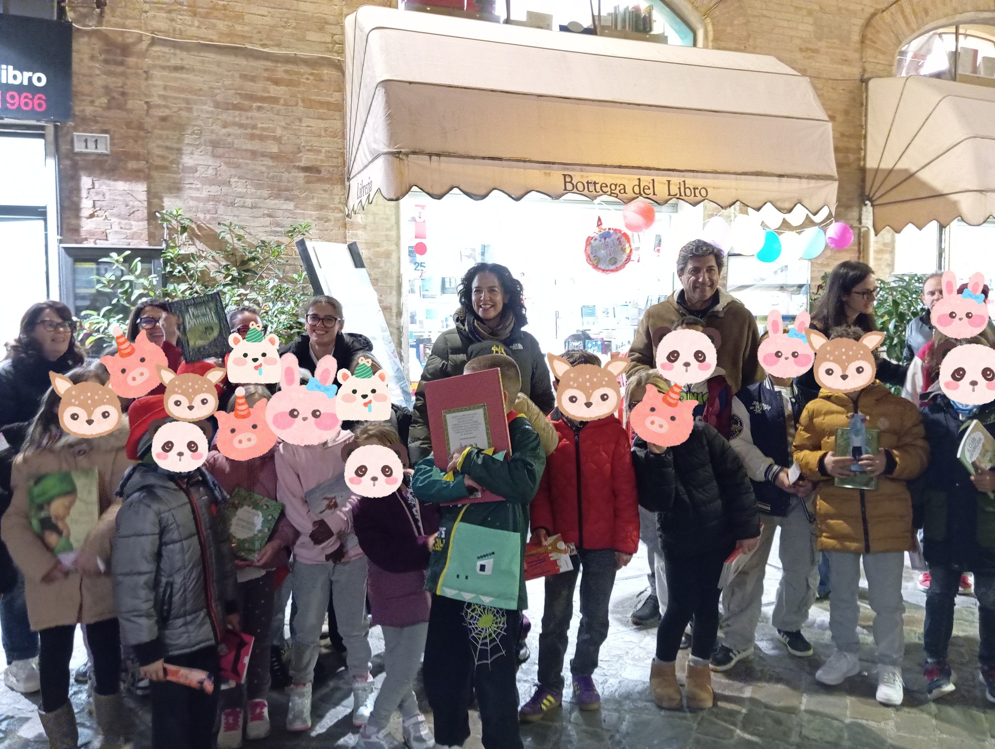 #ioleggoperché, invitano i passanti a donare libri per le scuole e si trovano davanti due attori