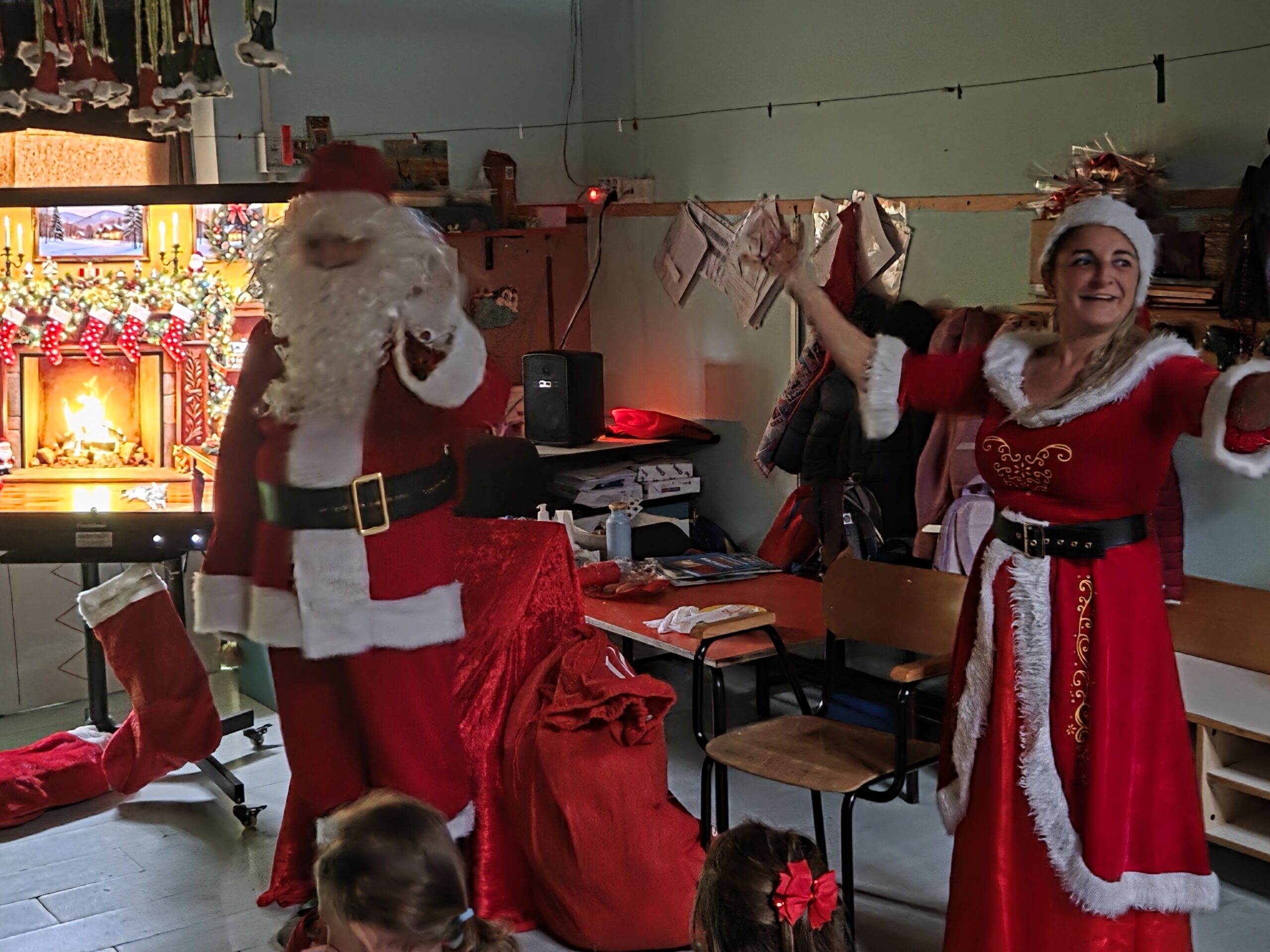 Babbo Natale lancia un sos e le scuole Helvia Recina e Anna Frank diventano laboratori di atmosfera natalizia
