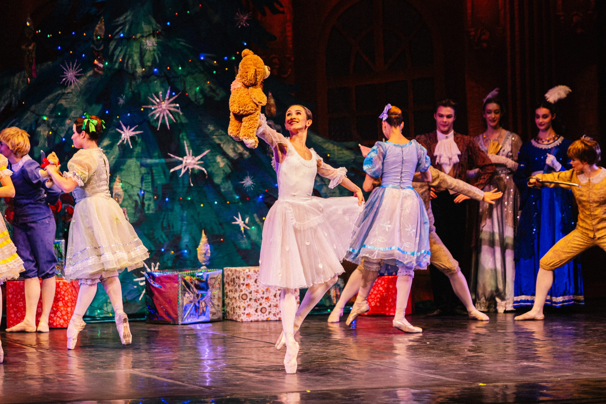 Ballerine e ballerini sospesi in aria: è la magia de Lo Schiaccianoci