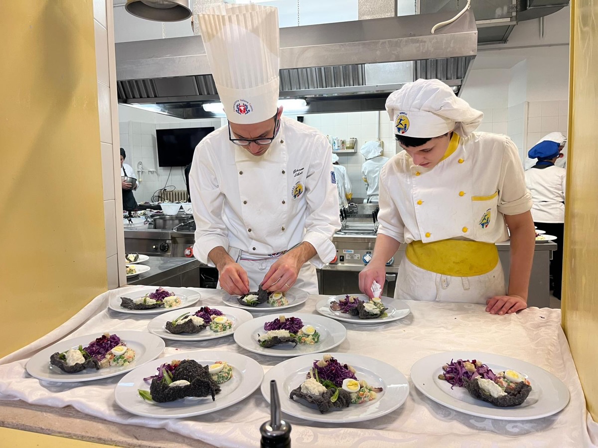 I cuochi dell'istituto Varnelli di Cingoli hanno preparato il pranzo di Natale