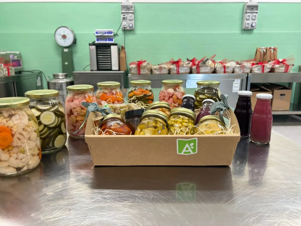 Prodotti di VegLabZero Studentesse e studenti dell'Istituto Garibaldi Bramante Pannaggi di Macerata. Foto di Carlo Torregrossa