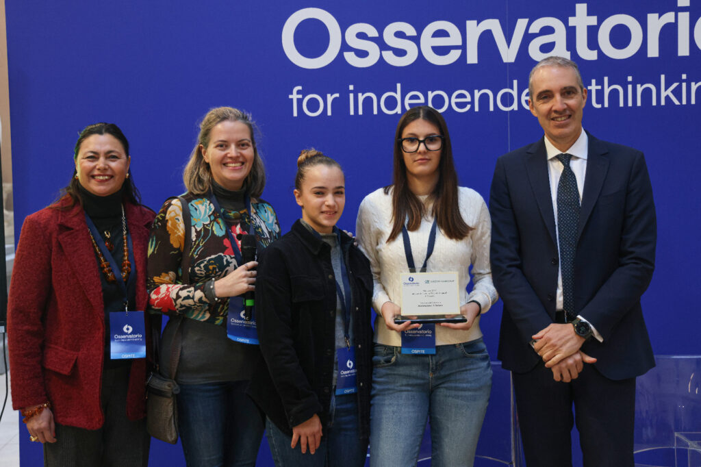 Vittorio Ratto consegna il premio SosteniAmo il futuro al Convitto Leopardi di Macerata