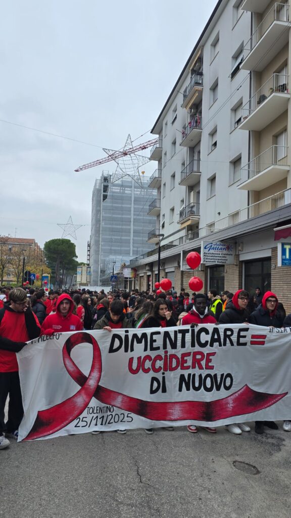 Gentiana Kopili, il corteo degli studenti di Filelfo e Ipsia Frau a Tolentino
