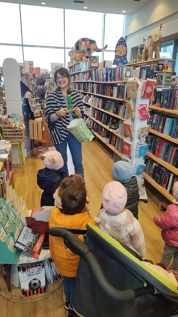 Bambini e bambine hanno portato doni ai commercianti