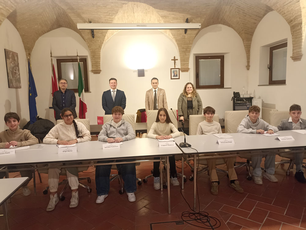 La nuova Giunta del Consiglio dei ragazzi e delle ragazze con la sindaca Rebecca Cingolani