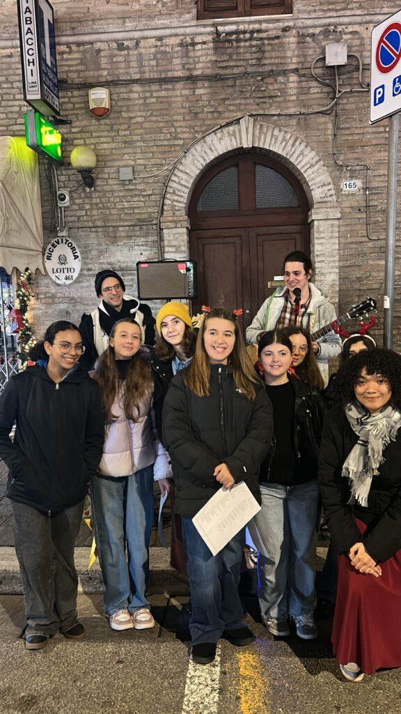 Canti al mercatino di Corso Cairoli