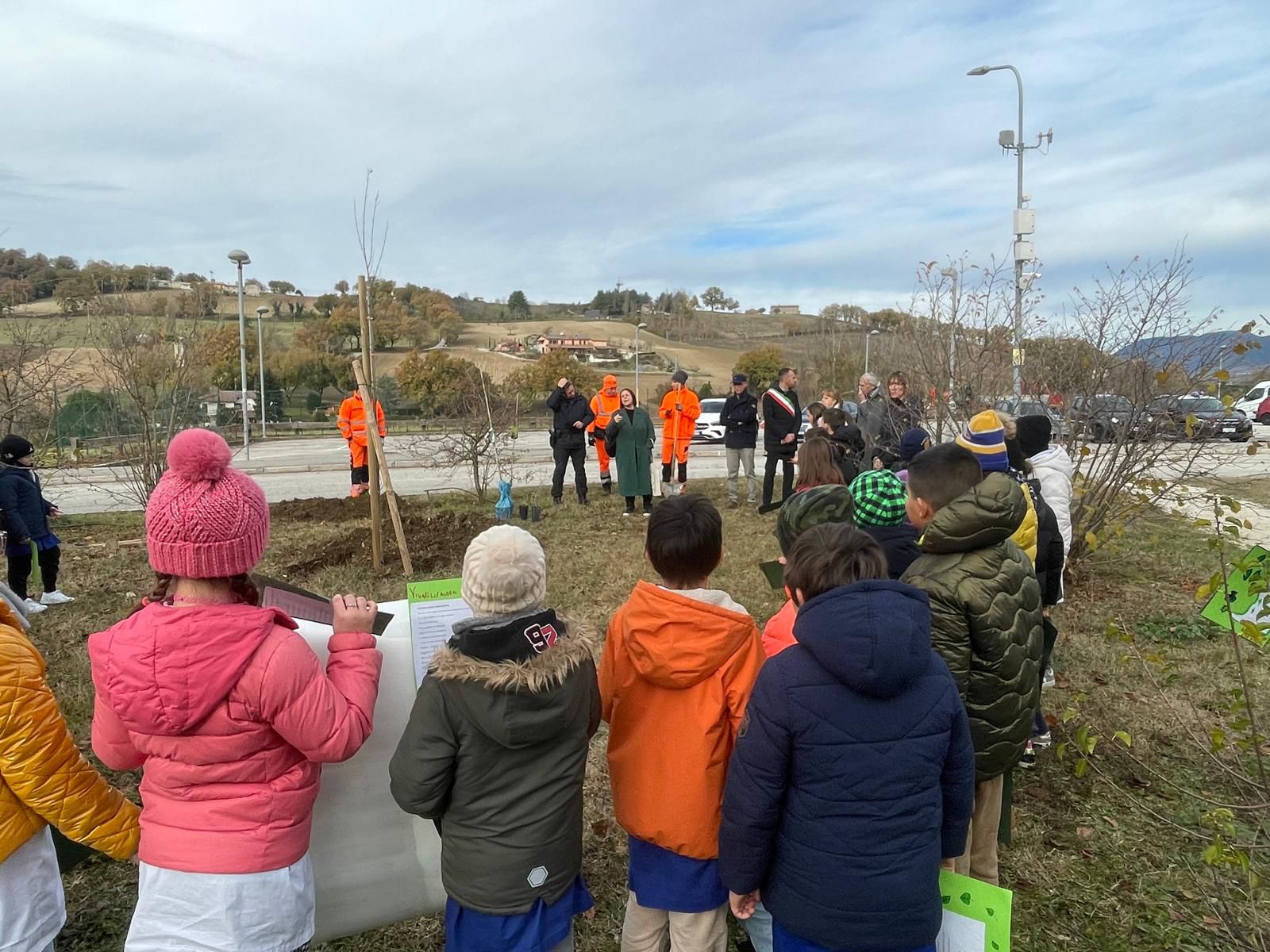 Bimbi e bimbe donano alberi alla loro città