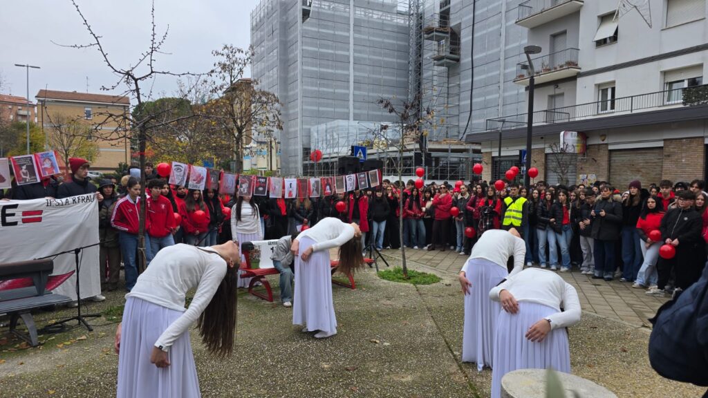Gentiana Kopili, esibizione di danza davanti alla panchina di via Benaducci