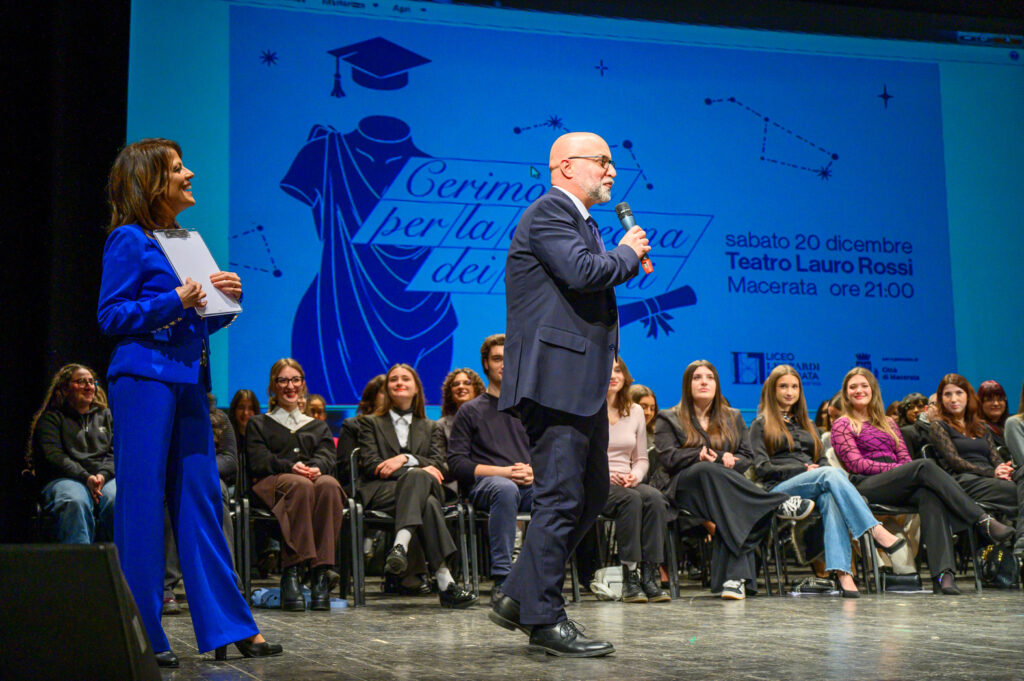 Un saluto speciale è arrivato anche dai rappresentanti di istituto Maya Lattanzi, Federico Mazzè, Agnese Nalli e Riccardo Piercamilli. Molto emozionante l’intervento di Naike Antonini, la diplomata più giovane, che con un sorriso ha chiesto: «Ancora cinque minuti di Liceo». Sono stati consegnati i diplomi alle classi del Liceo Linguistico (5E, 5F, 5G, 5L e 5I) e del Liceo Classico (IIIA, IIIB, IIIC, IIID). A seguire, la consegna degli attestati Igcse alle studentesse e agli studenti della sezione Cambridge.