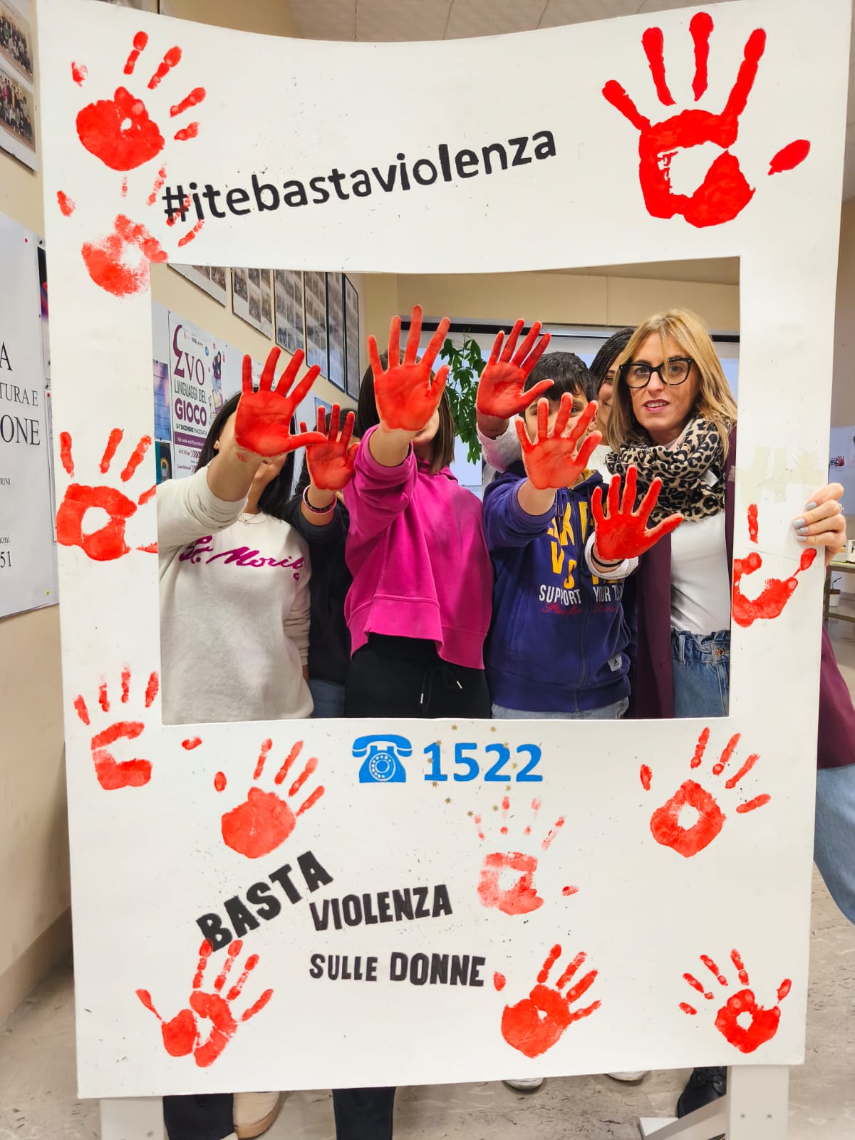 L’impronta rossa nella maglietta bianca, un simbolo contro la violenza