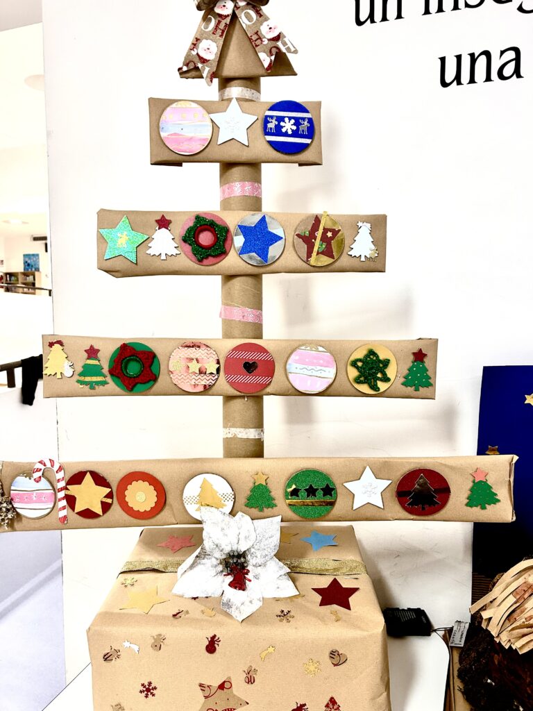 Laboratorio natalizio, albero di cartone