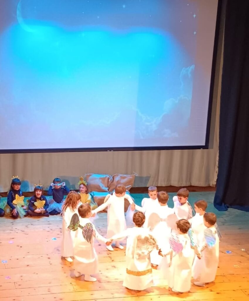 Bambini e bambine della scuola Niccolai