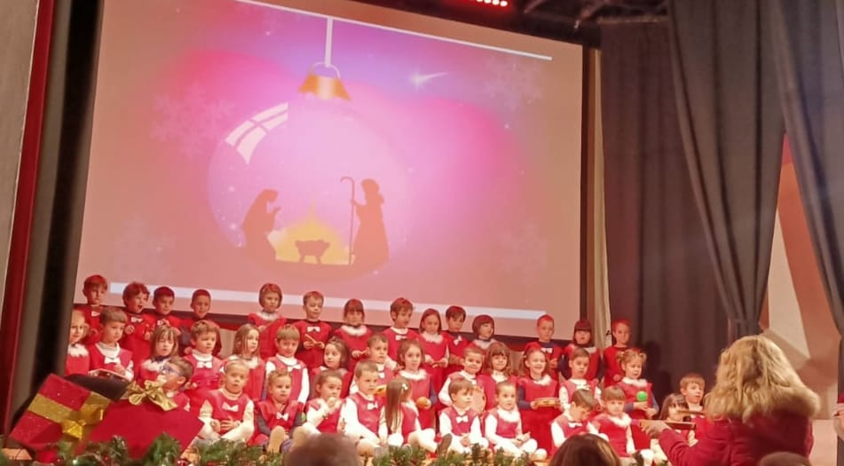 Bambini e bambine della scuola Niccolai