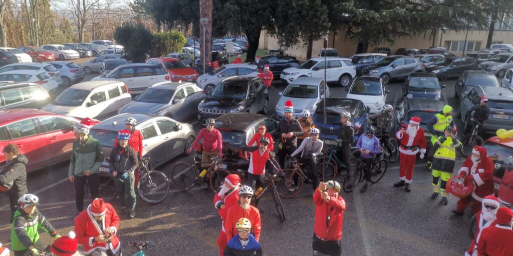 Gli ottanta Babbo Natale nel piazzale del reparto