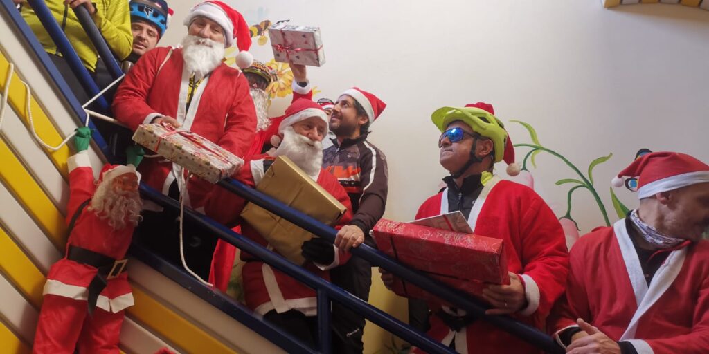 I Babbi Natale in bici nel reparto di pediatria