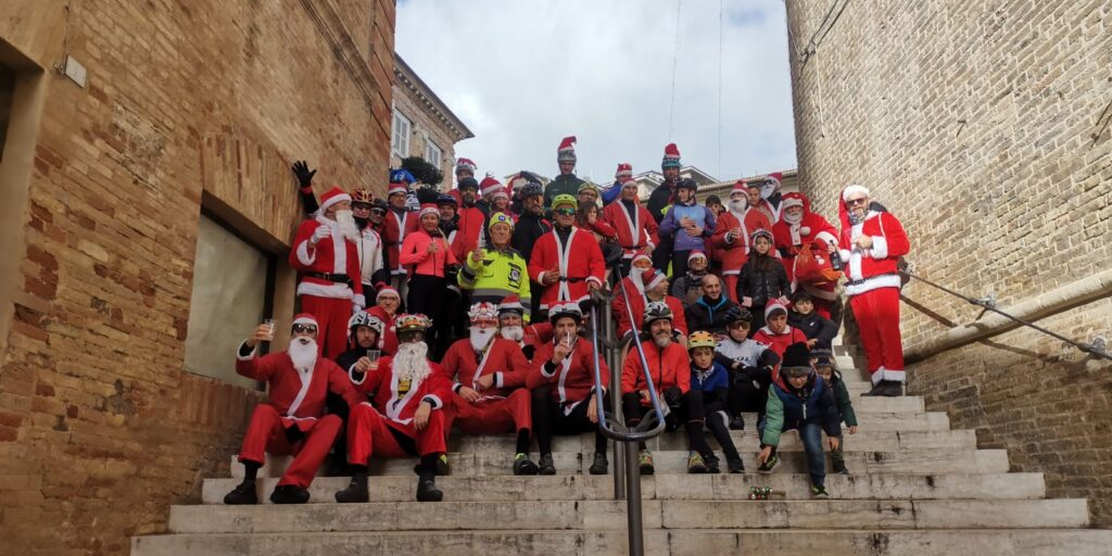 La sosta dei babbi Natale in piazza della Libertà a Macerata