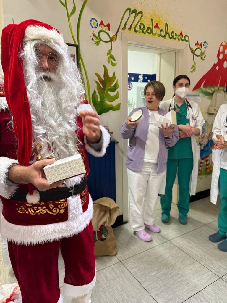 Pro loco Casette Verdini in Pediatria con babbo Natale