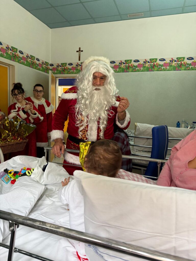 Il babbo Natale della Pro loco Casette Verdini in Pediatria a Macerata