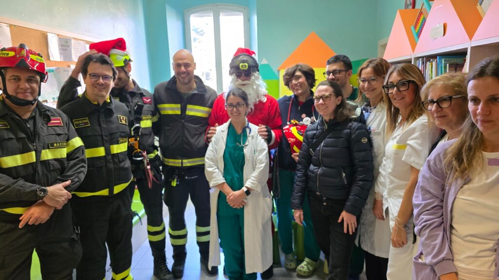 Babbo Natale è arrivato in Pediatria grazie ai vigili del fuoco