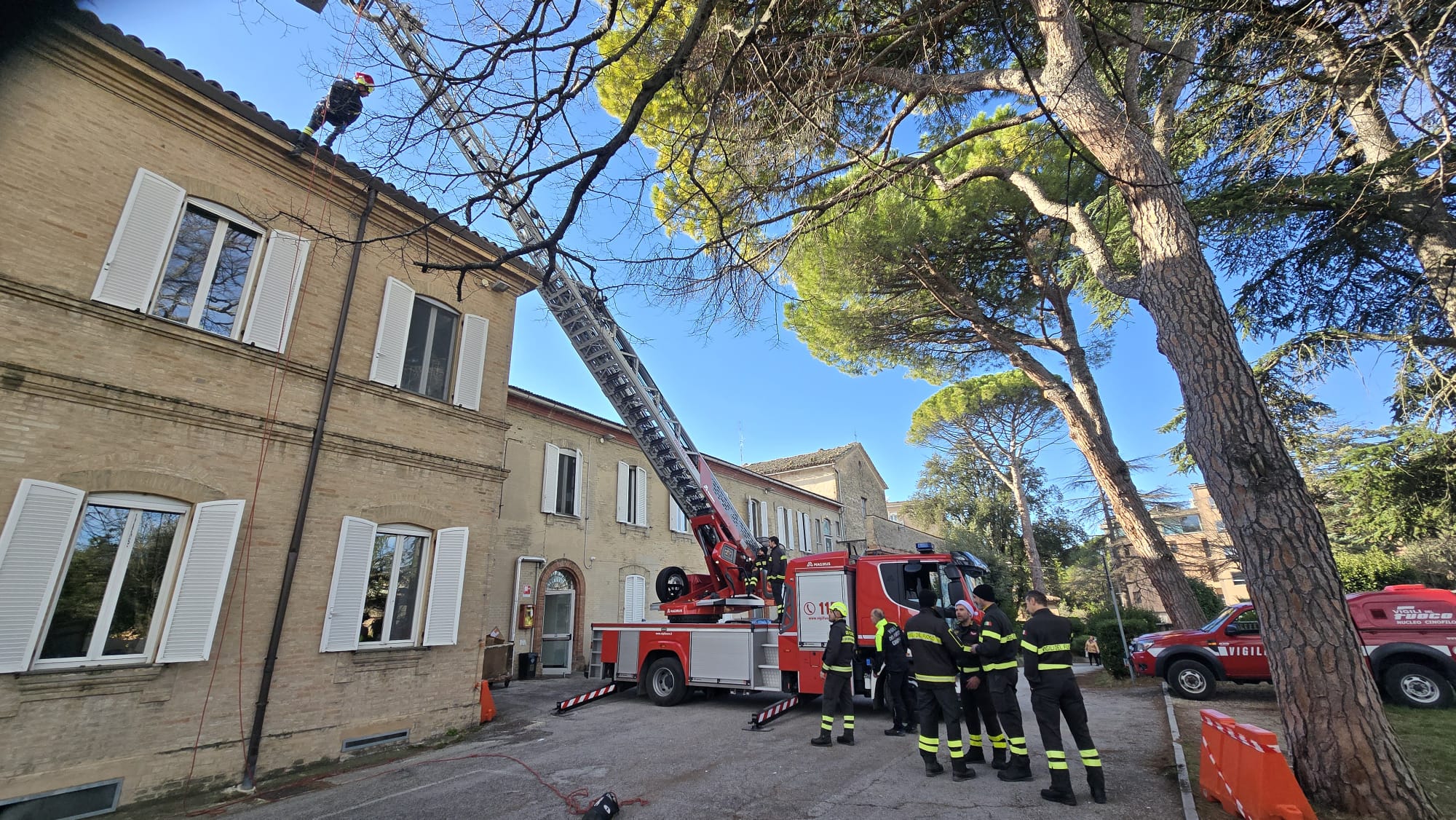 Babbo Natale è un vigile del fuoco ed entra in Pediatria dalla finestra