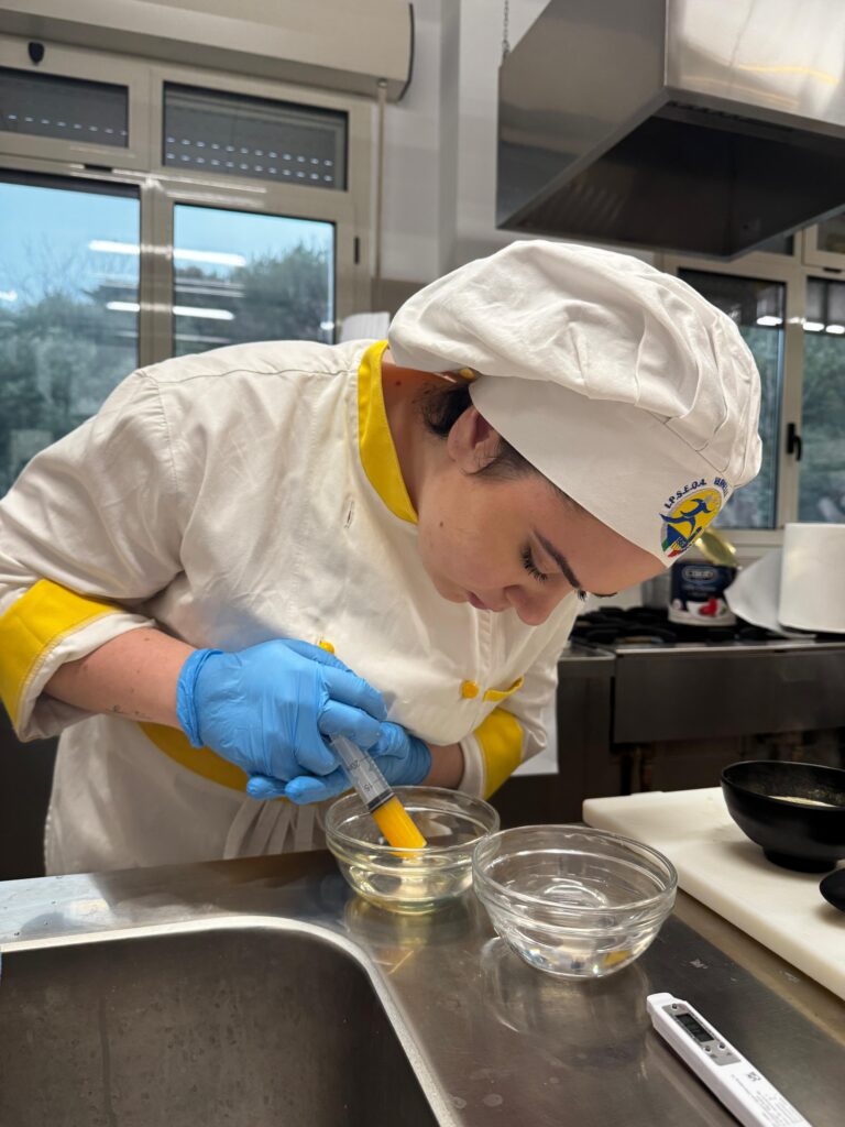 Greta Cicconi mentre prepara il suo piatto 